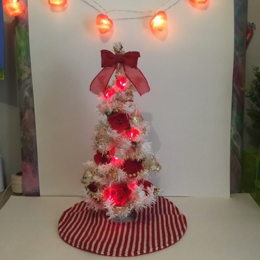 Valentines Day Roses Handcrafted 13 in.Tree - Picture 3 of 5